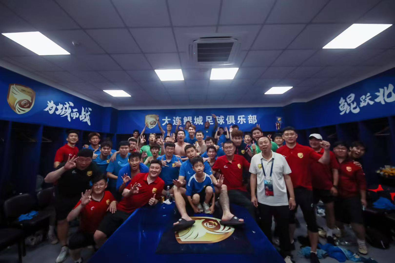 关于足球迷会组织线下聚会，共同庆祝球队胜利的信息